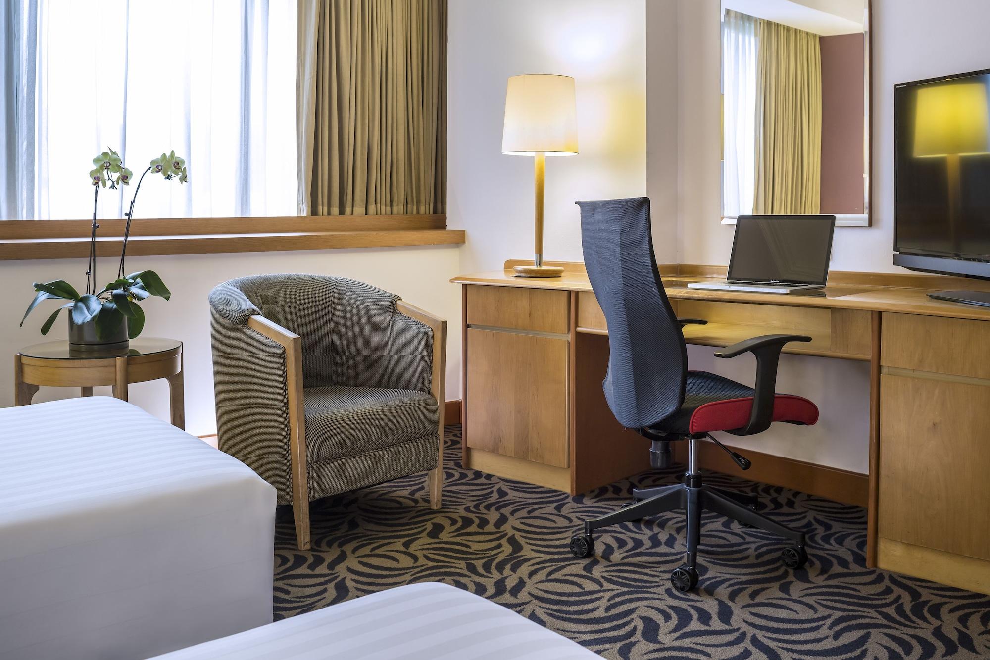 Furama Riverfront Khách sạn 4*